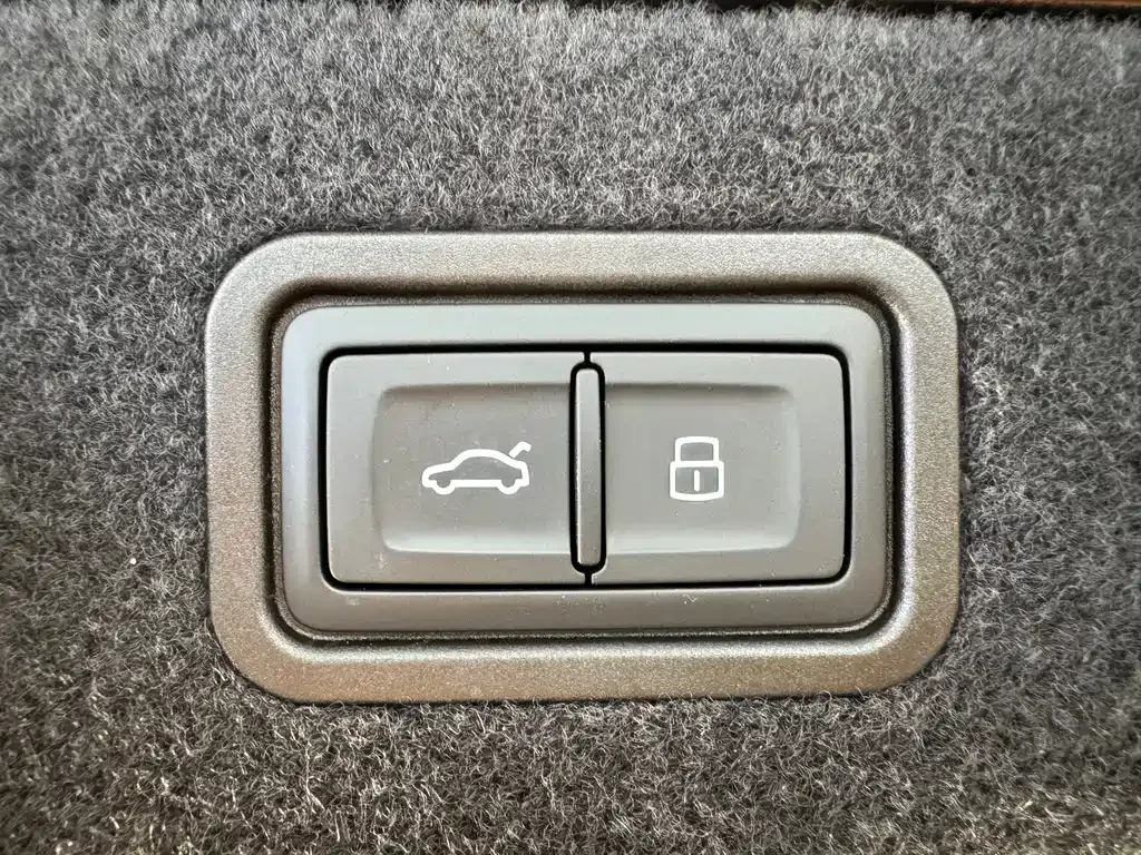 Audi A8 — фото 10