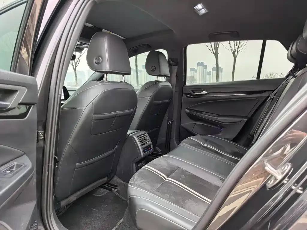 Volkswagen Golf 2022 из CN, фото 2