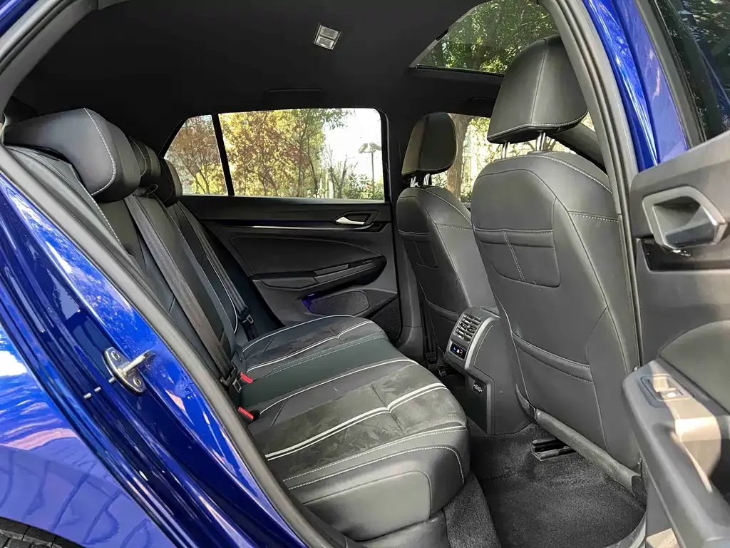Volkswagen Golf 2023 из CN, фото 6