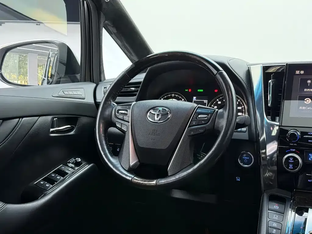 Toyota Alphard — фото 10