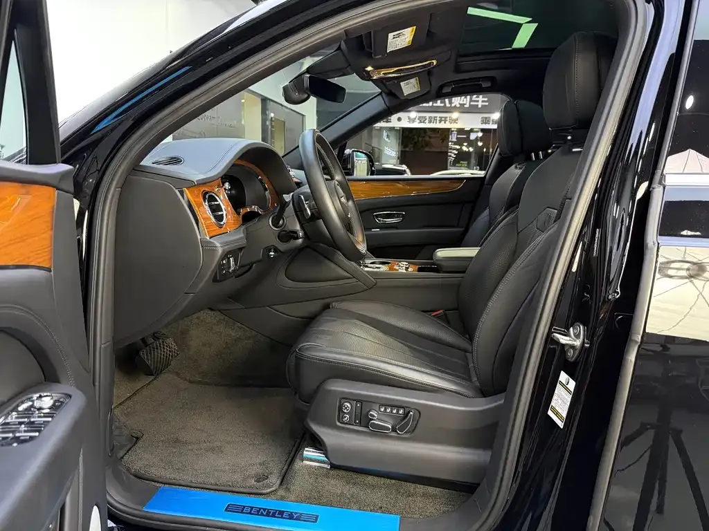 Bentley Bentayga 2023 из CN, фото 5