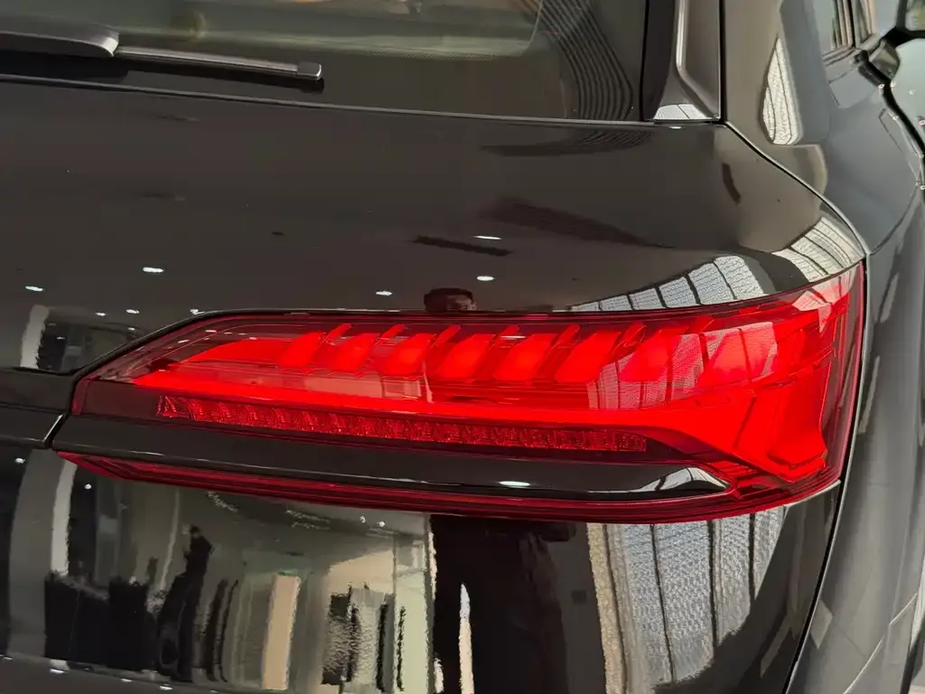 Audi Q7 2024 из CN, фото 8