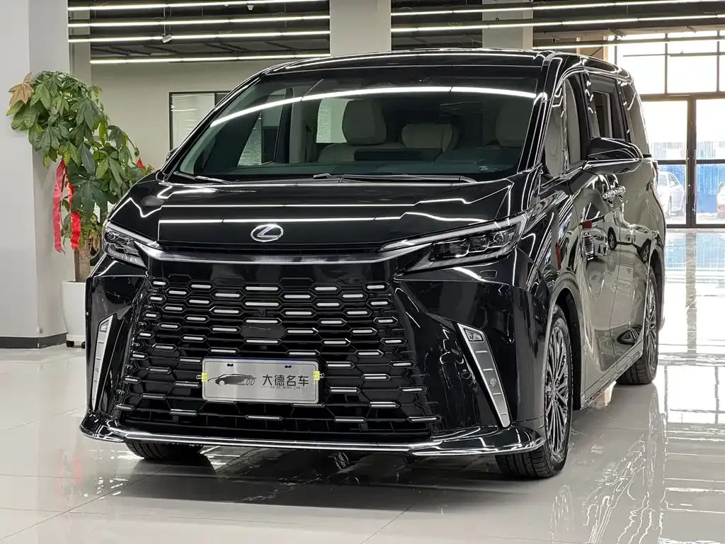 Lexus LM — фото 1