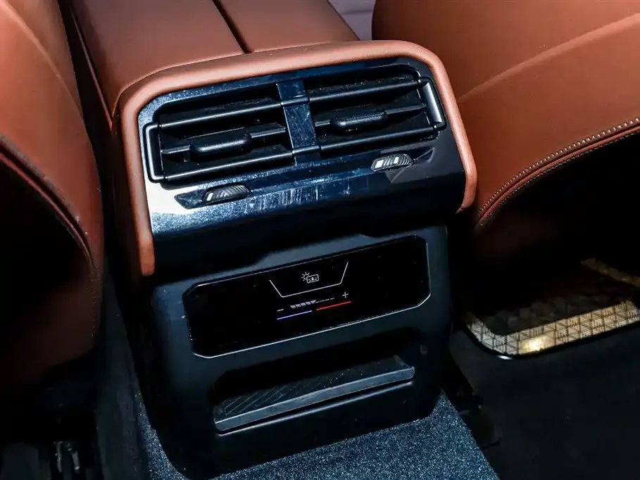 BMW 5 Series 2024 из CN, фото 8