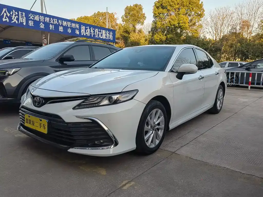 Toyota Camry — фото 1