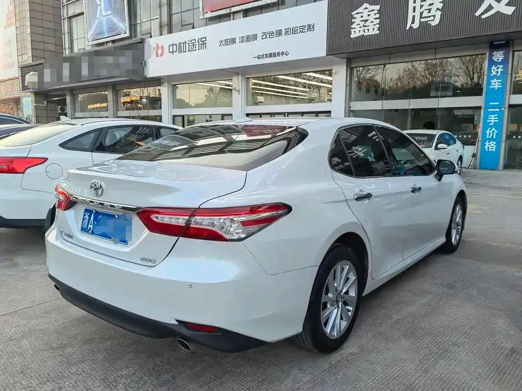 Toyota Camry — фото 9