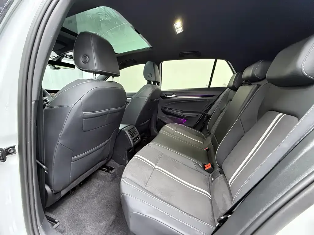 Volkswagen Golf 2023 из CN, фото 7