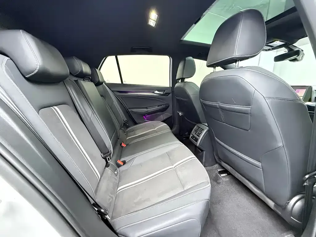 Volkswagen Golf 2023 из CN, фото 9