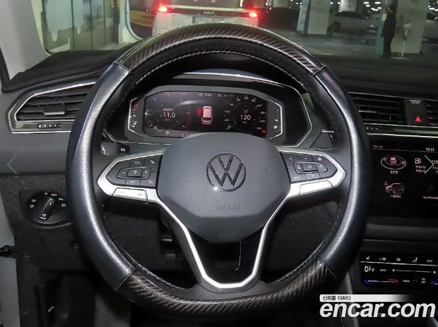 Volkswagen Tiguan — фото 9