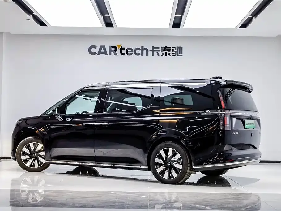 Volvo EM90 2024 из CN, фото 4