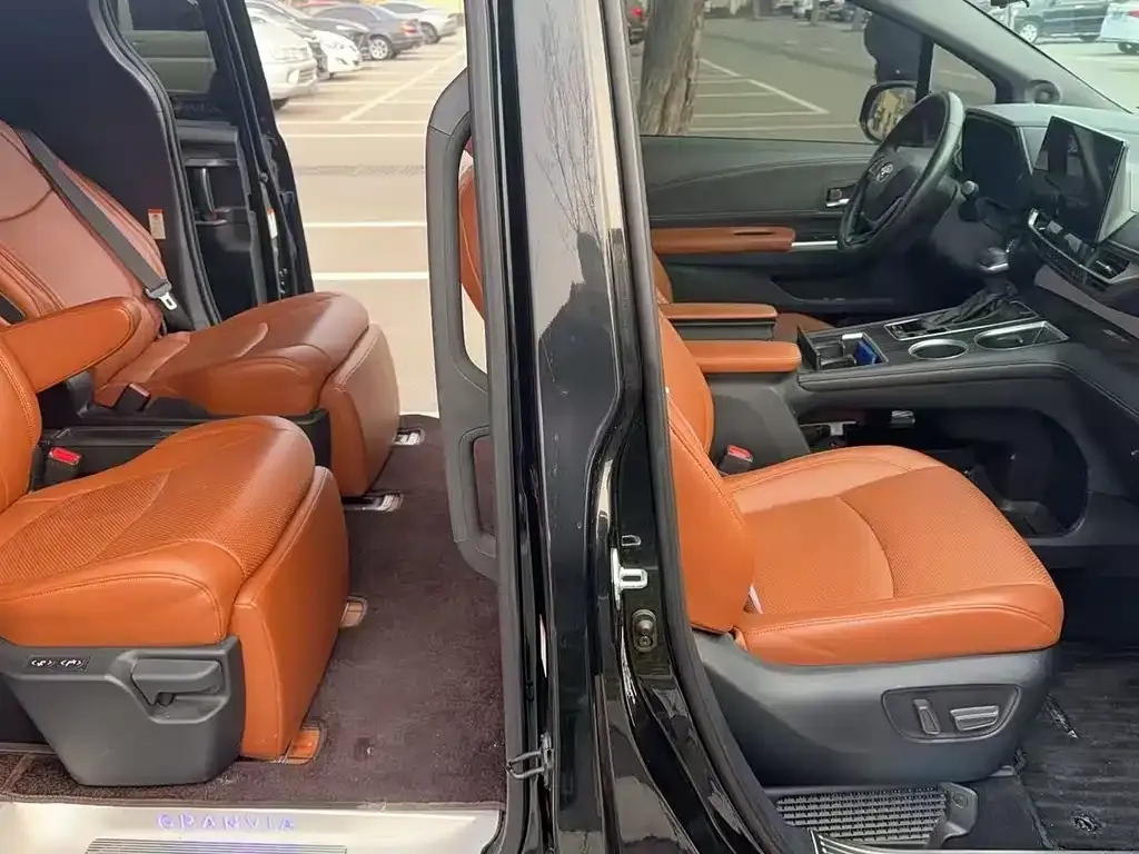 Toyota Granvia 2023 из CN, фото 8
