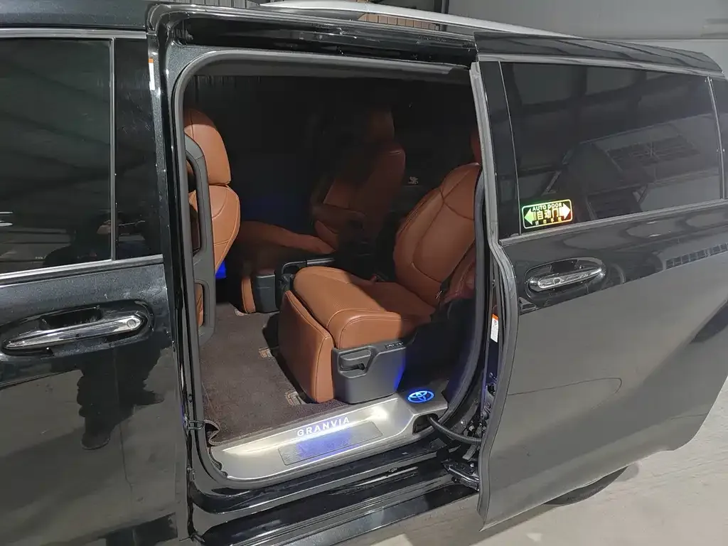 Toyota Granvia 2023 из CN, фото 3
