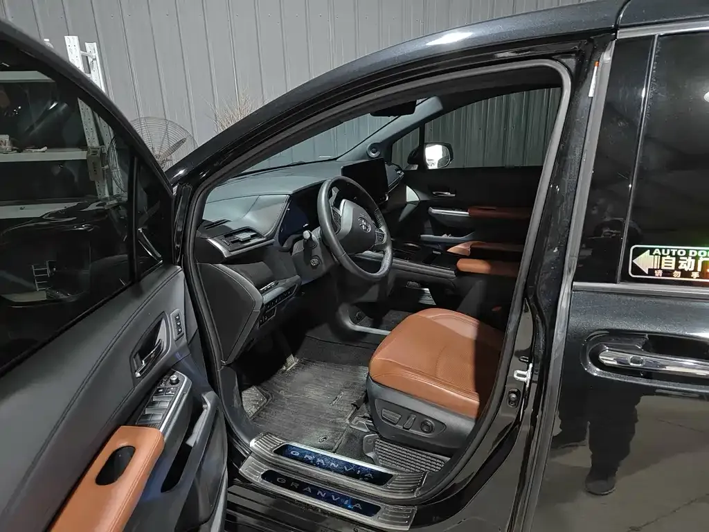 Toyota Granvia 2023 из CN, фото 9