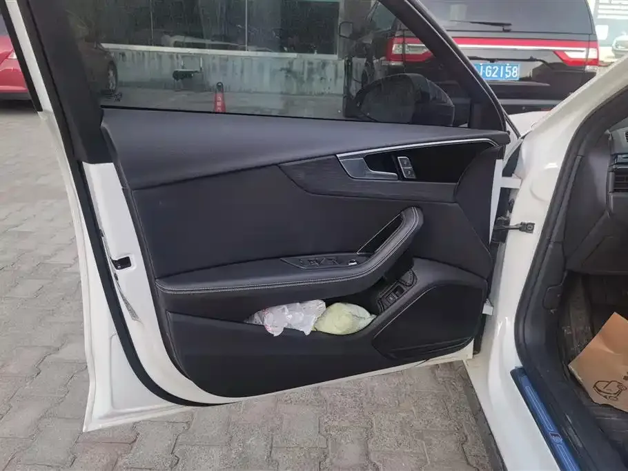 Audi A4L 2024 из CN, фото 6