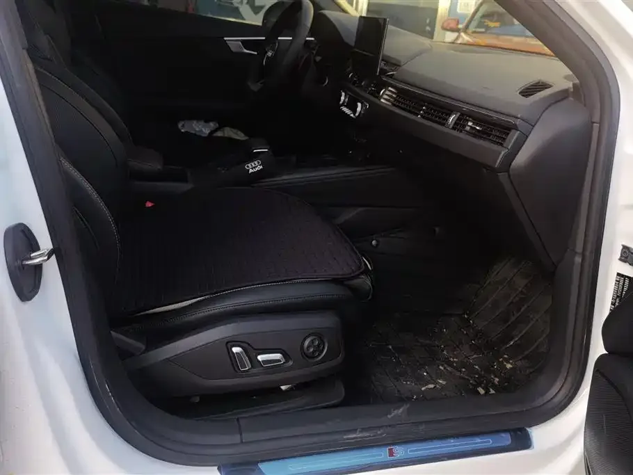 Audi A4L 2024 из CN, фото 2