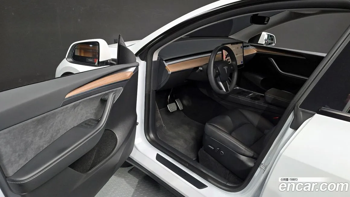 Tesla Model Y — фото 10