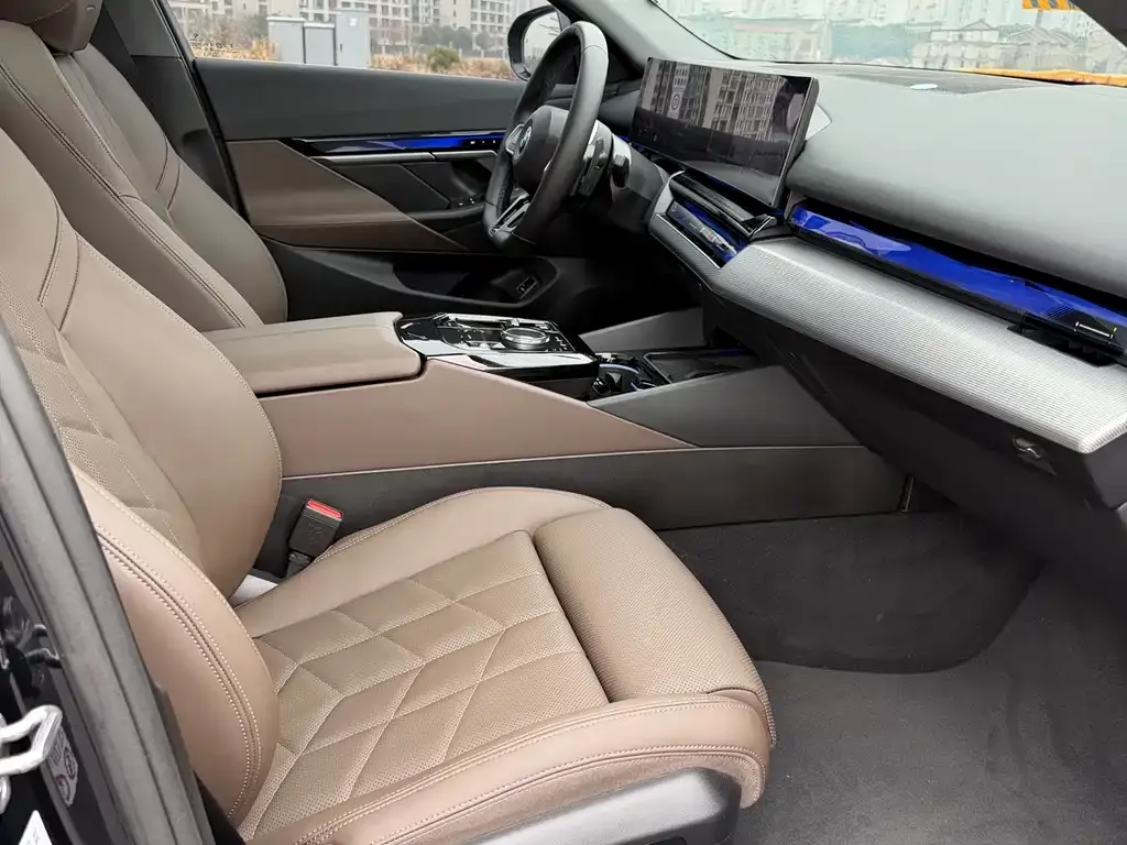 BMW 5 Series (Import) 2024 из CN, фото 4