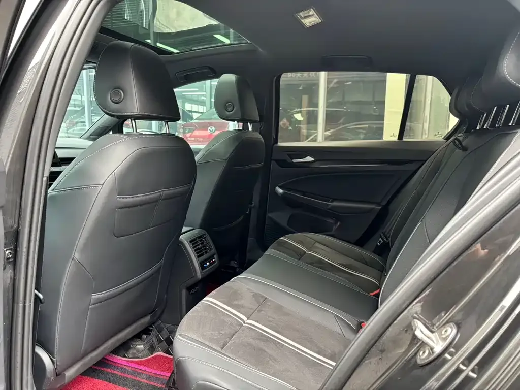 Volkswagen Golf 2023 из CN, фото 3
