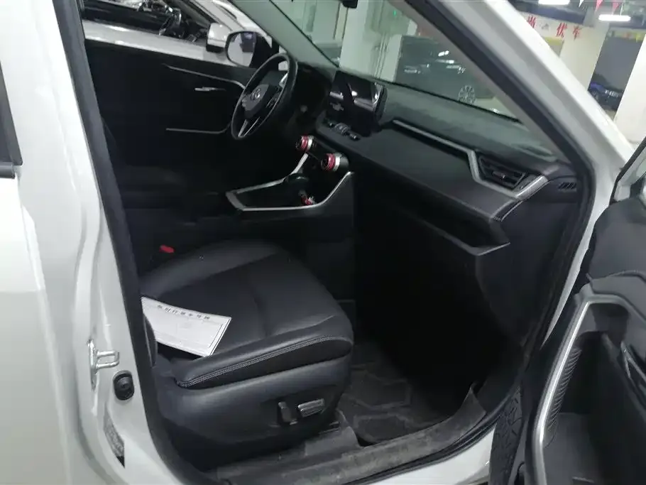 Toyota RAV4 2024 из CN, фото 3