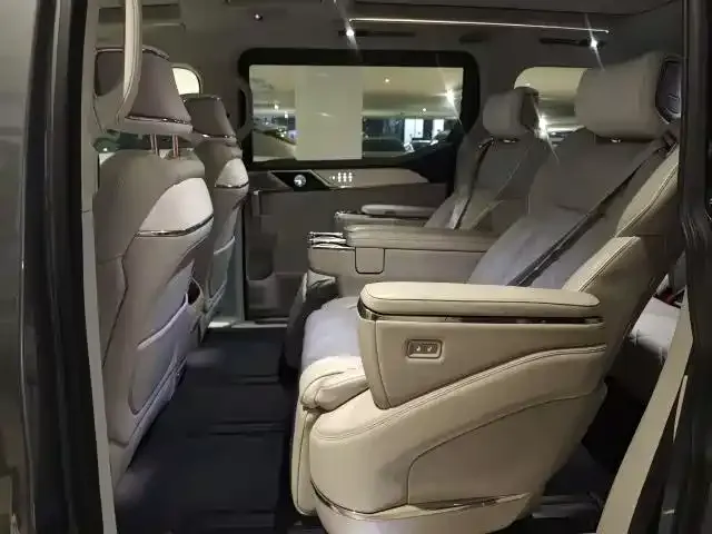 Volvo EM90 2024 из CN, фото 5