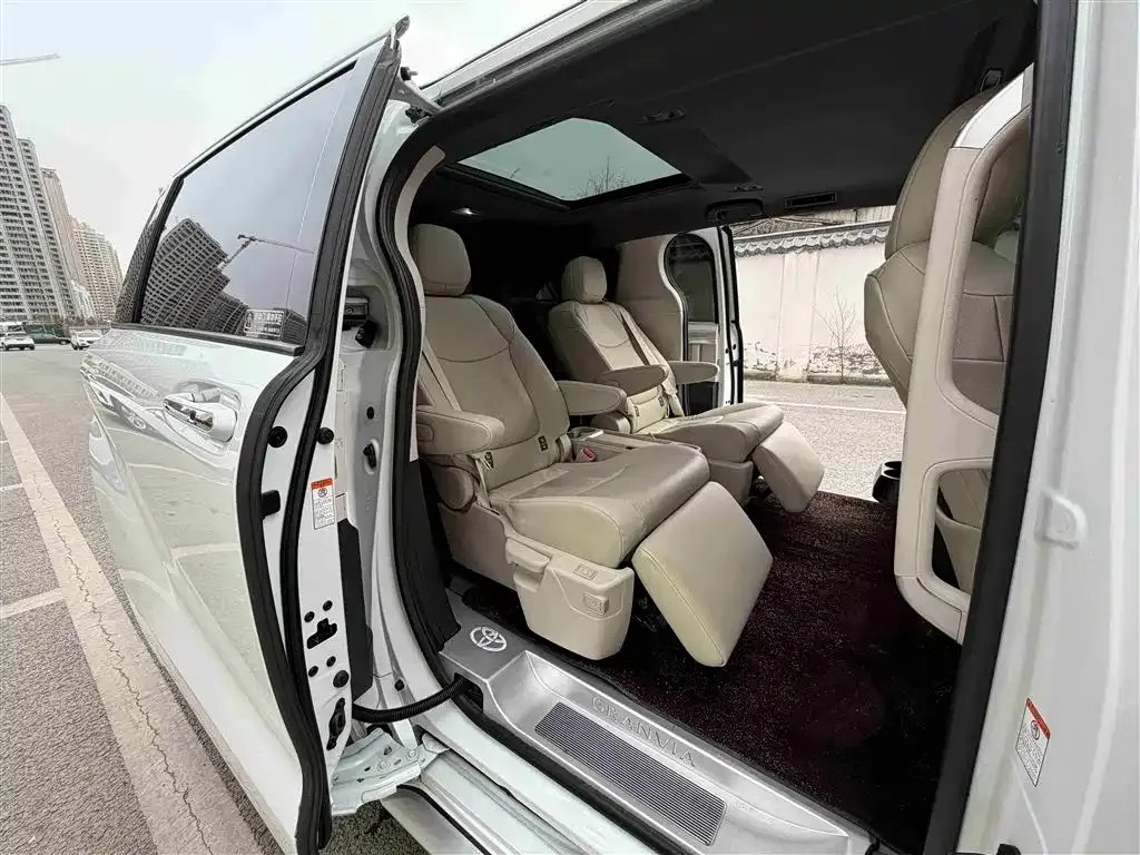 Toyota Granvia 2024 из CN, фото 5