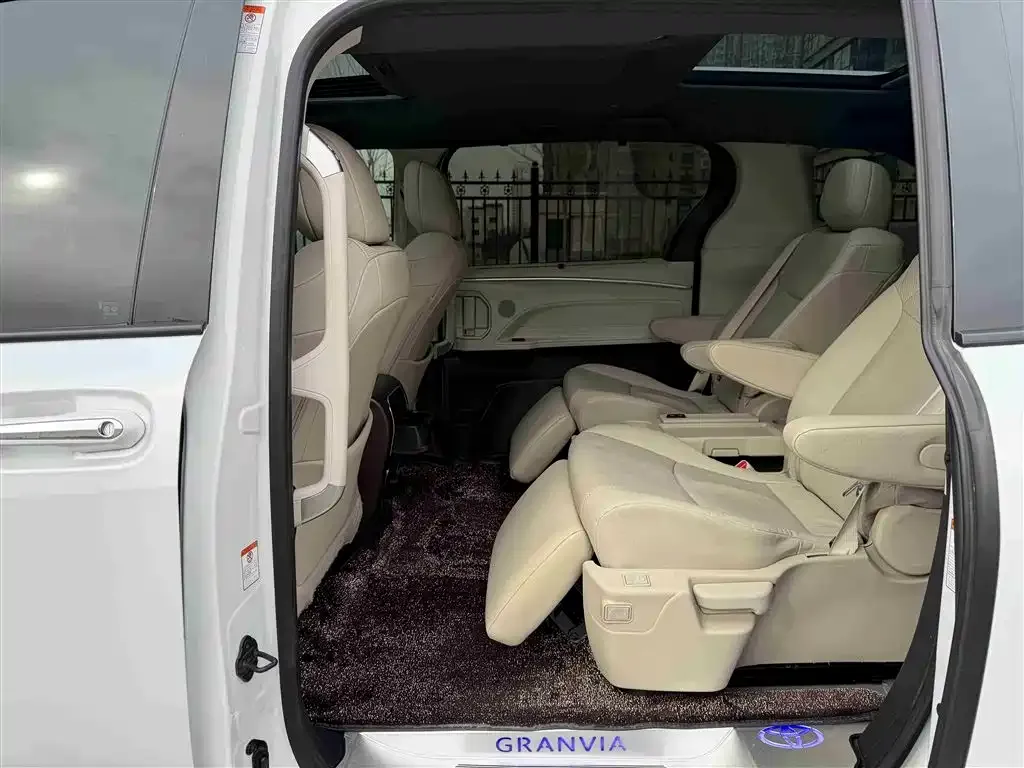 Toyota Granvia 2024 из CN, фото 8