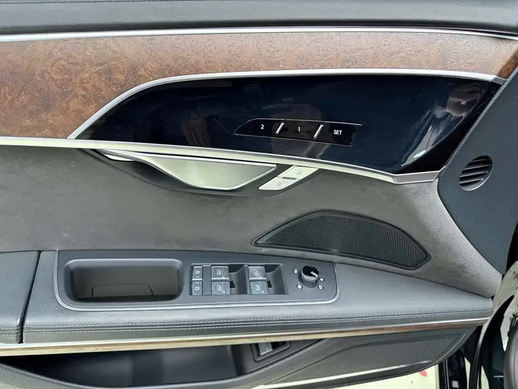 Audi A8 2022 из CN, фото 8