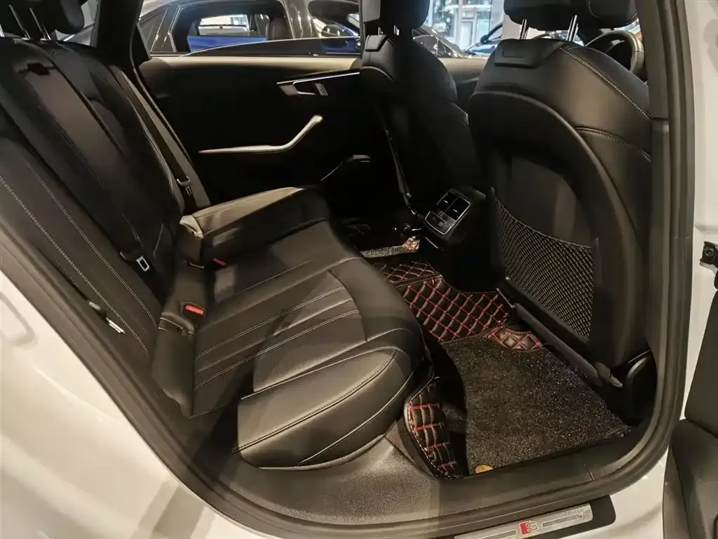 Audi A4L 2024 из CN, фото 7