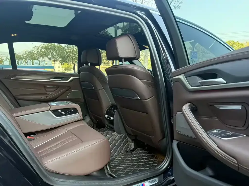 BMW 5 Series 2023 из CN, фото 9