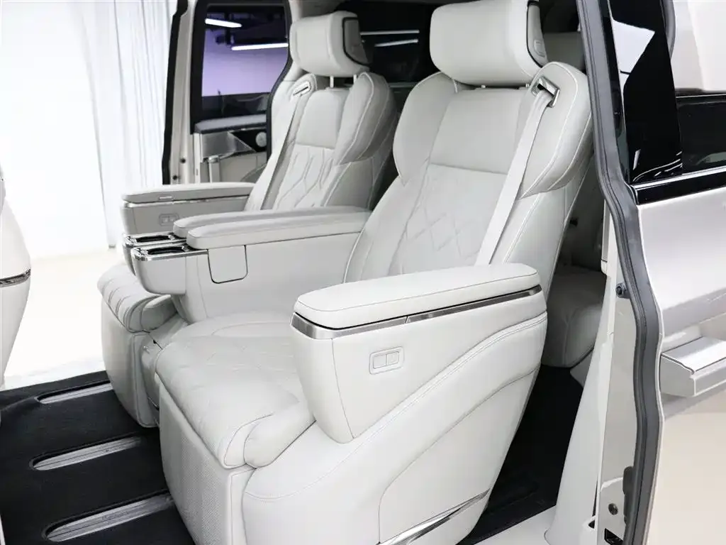 Volvo EM90 2025 из CN, фото 4