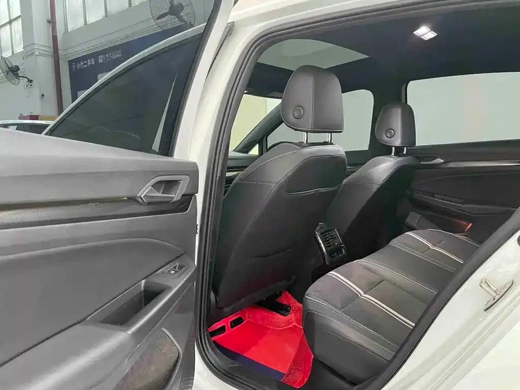 Volkswagen Golf 2023 из CN, фото 8