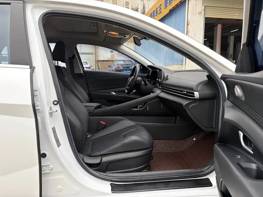 Hyundai Elantra — фото 3