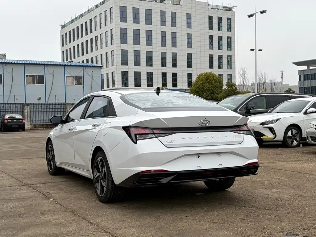 Hyundai Elantra — фото 9
