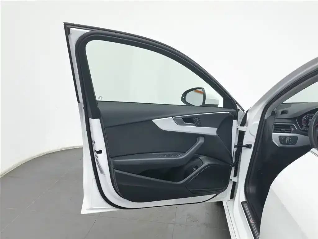 Audi A4L 2022 из CN, фото 4