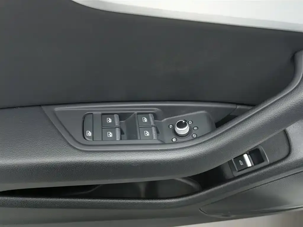 Audi A4L 2022 из CN, фото 3