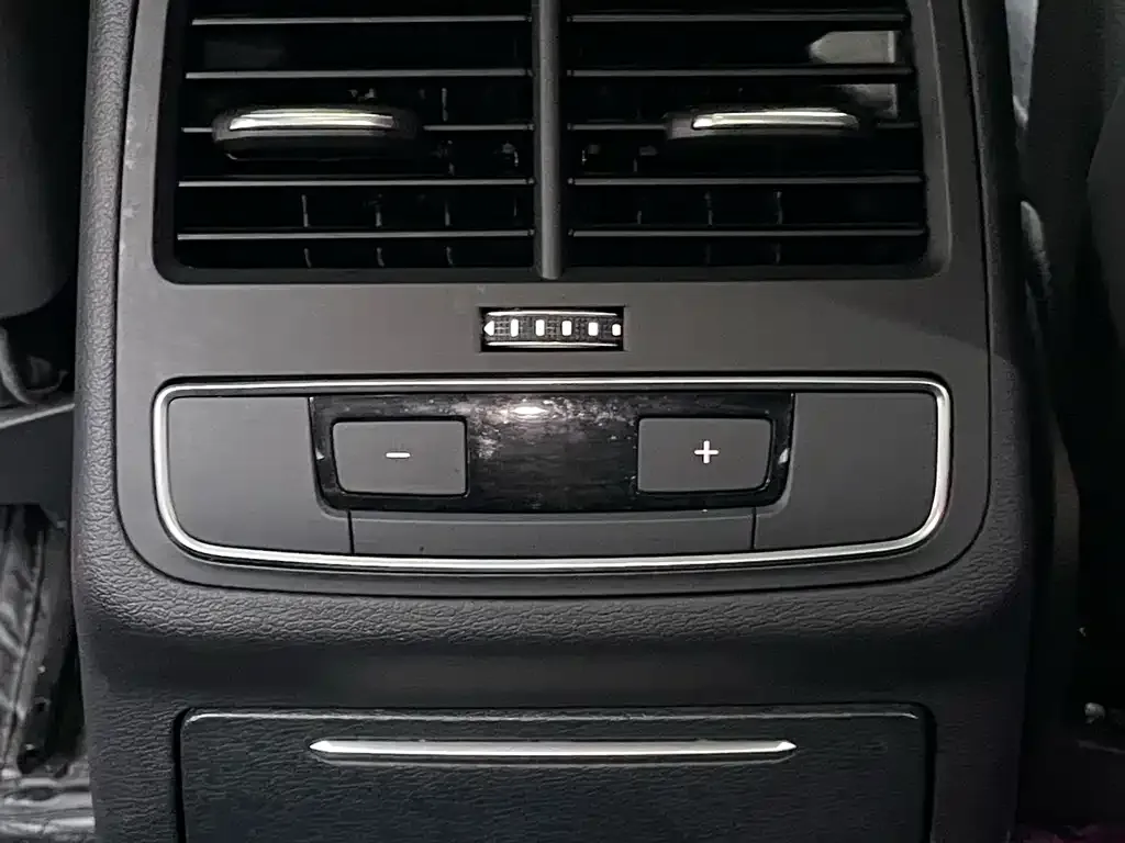 Audi A4L 2024 из CN, фото 7