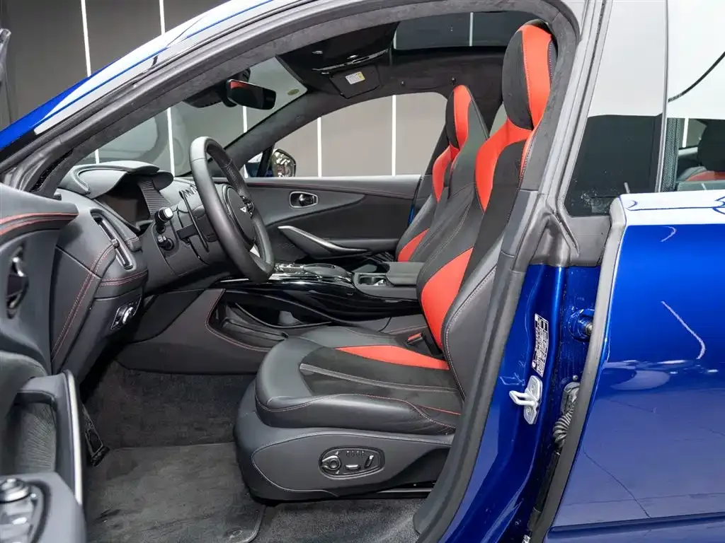 Aston Martin DBX 2024 из CN, фото 5