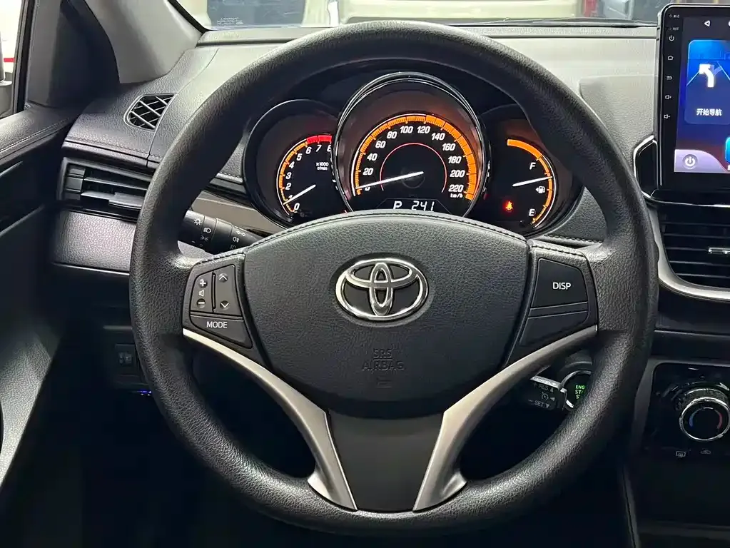 Toyota Yaris L — фото 8