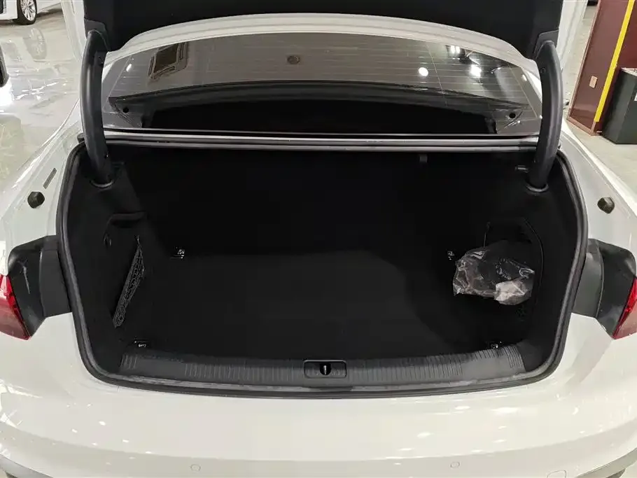 Audi A4L 2021 из CN, фото 8
