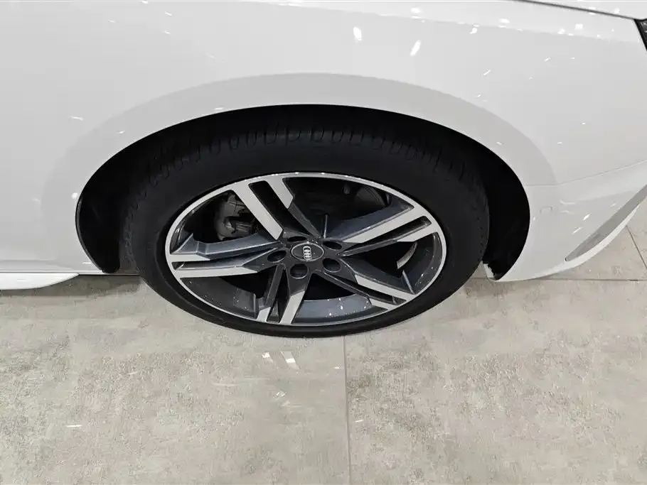 Audi A4L 2021 из CN, фото 5