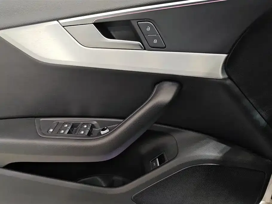 Audi A4L 2021 из CN, фото 2