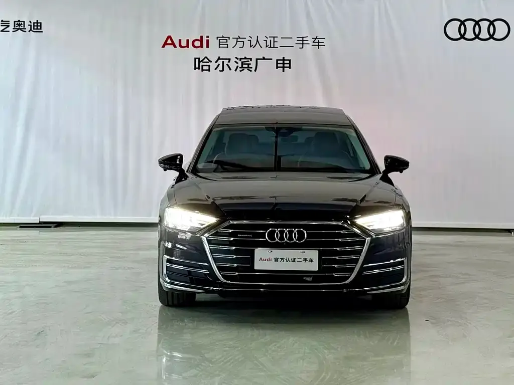 Audi A8 — фото 1