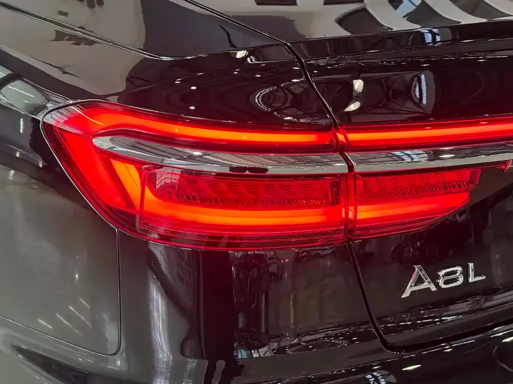 Audi A8 — фото 9