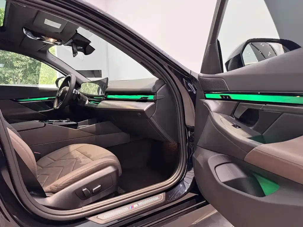 BMW 5 Series 2025 из CN, фото 6