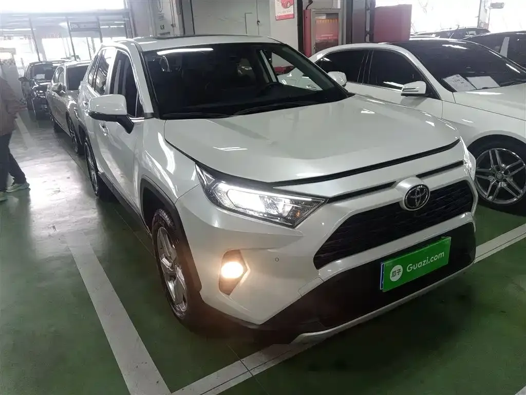 Toyota RAV4 2023 из CN, фото 3