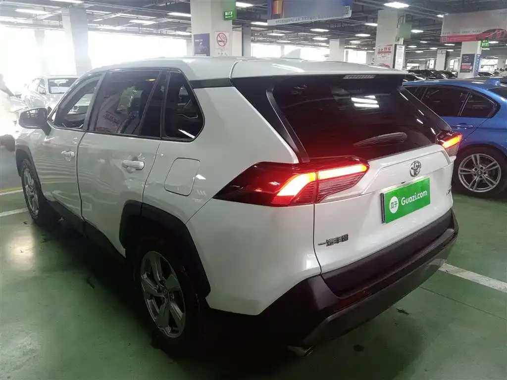 Toyota RAV4 2023 из CN, фото 2