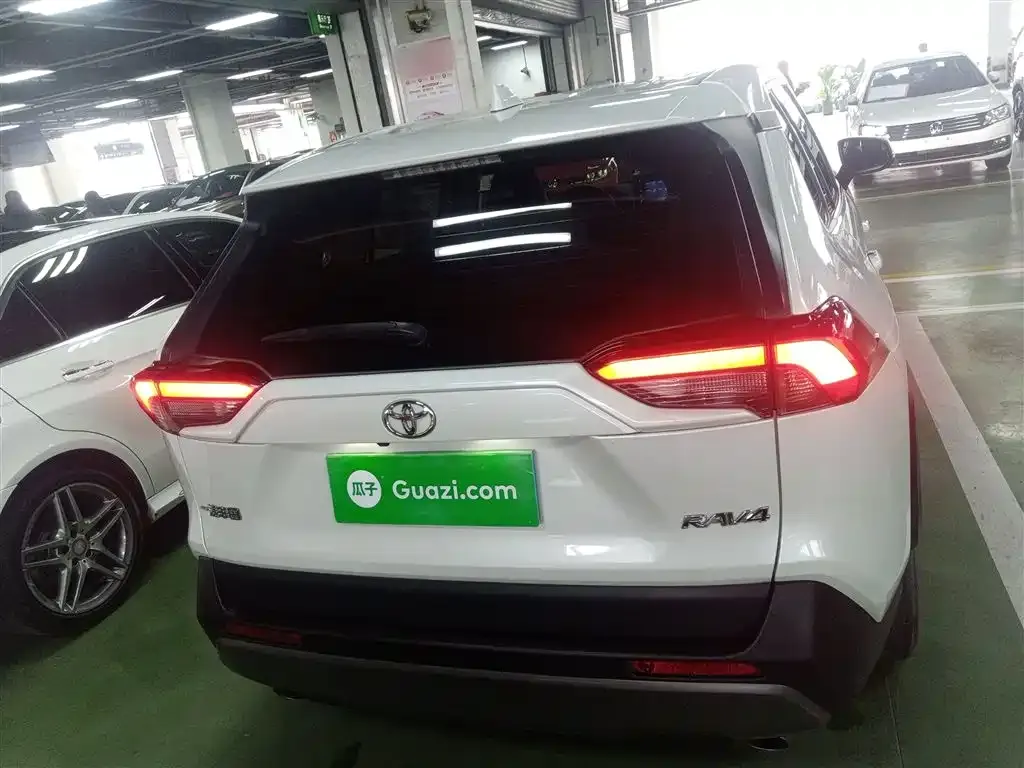 Toyota RAV4 2023 из CN, фото 4