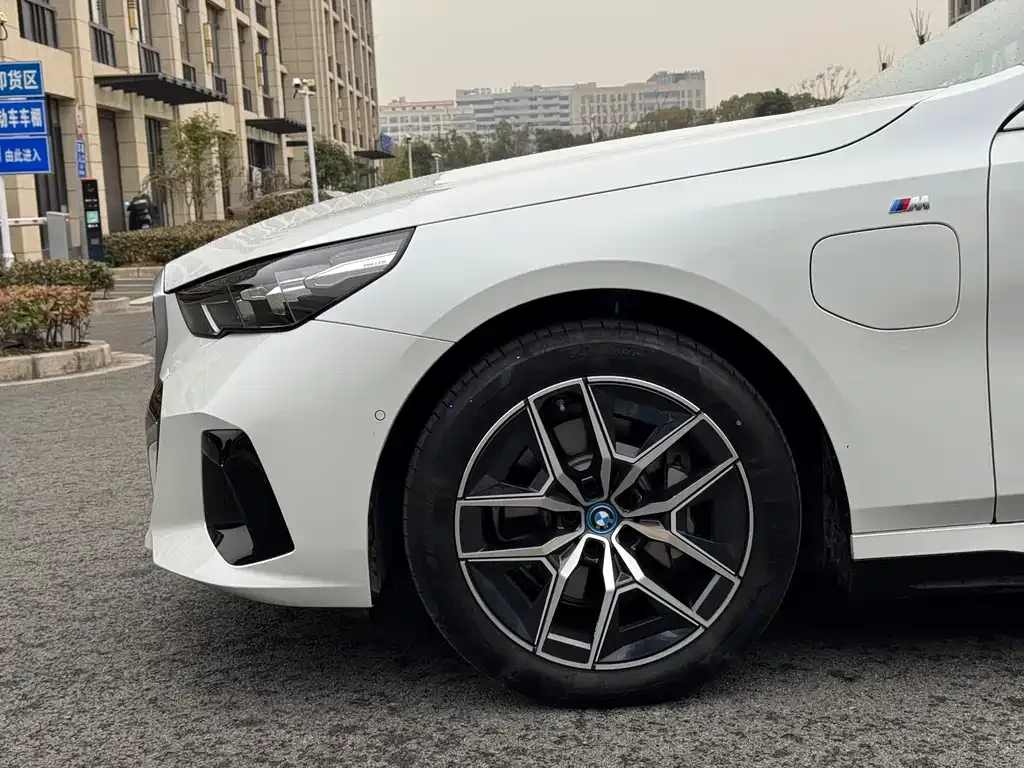 BMW i5 2025 из CN, фото 3