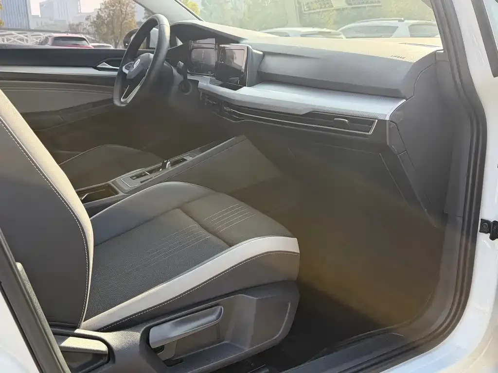 Volkswagen Golf 2023 из CN, фото 3