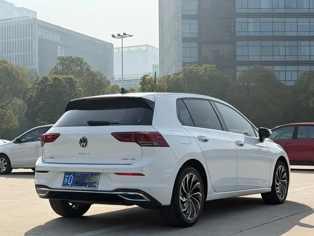 Volkswagen Golf 2023 из CN, фото 2